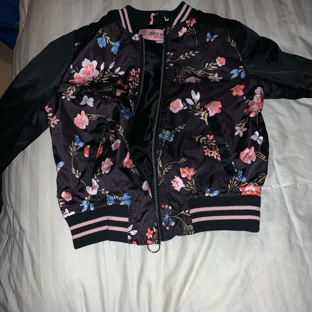 Floral jacket in GREAT CONDITION, is a M (10-12
